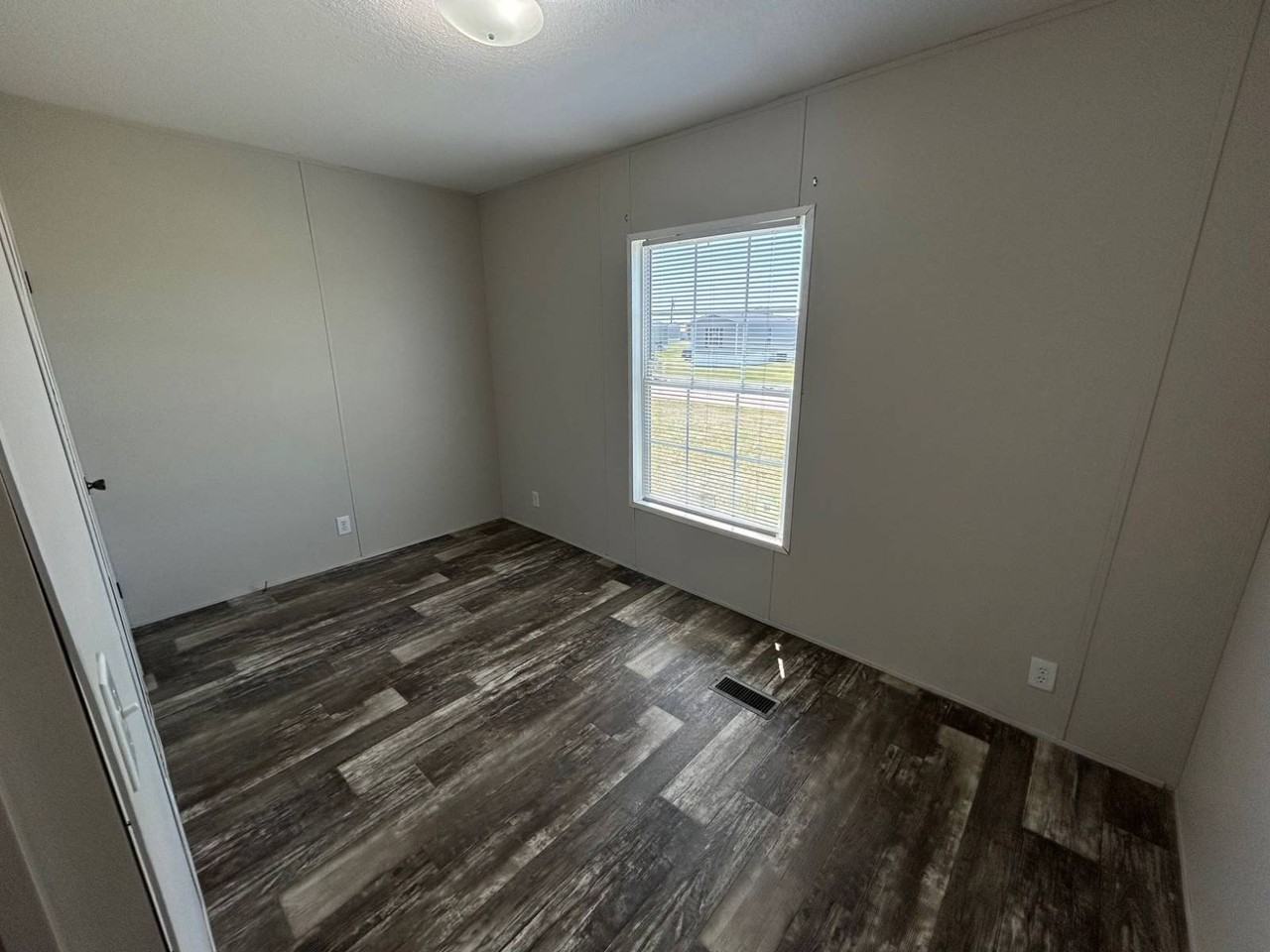 1106 Victoria St - Photo 5 of 11
