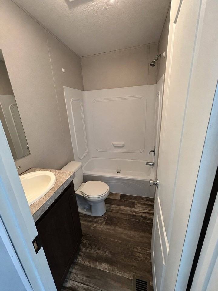 1106 Victoria St - Photo 7 of 11