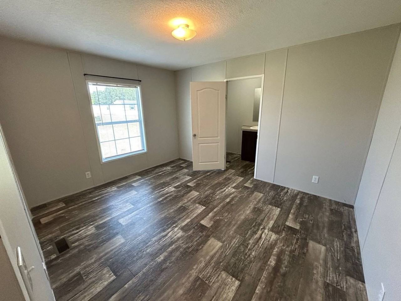 1116 Victoria St - Photo 5 of 10