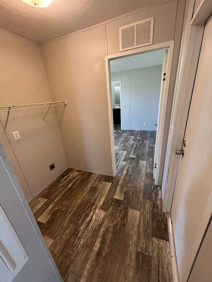 1110 Victoria St - Photo 5 of 11