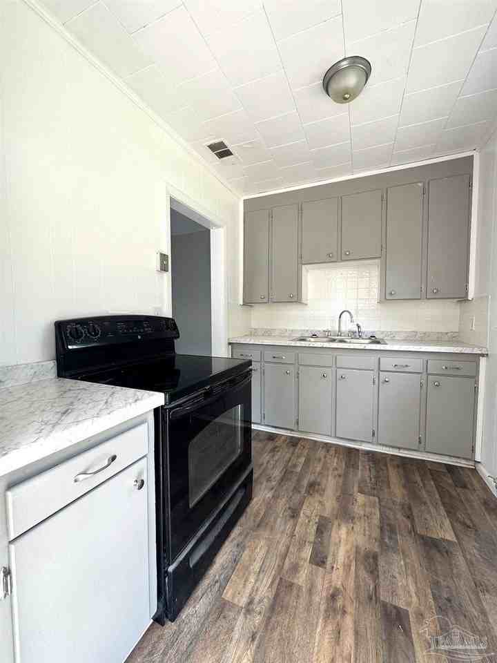128 Brandon Ave - Photo 7 of 8