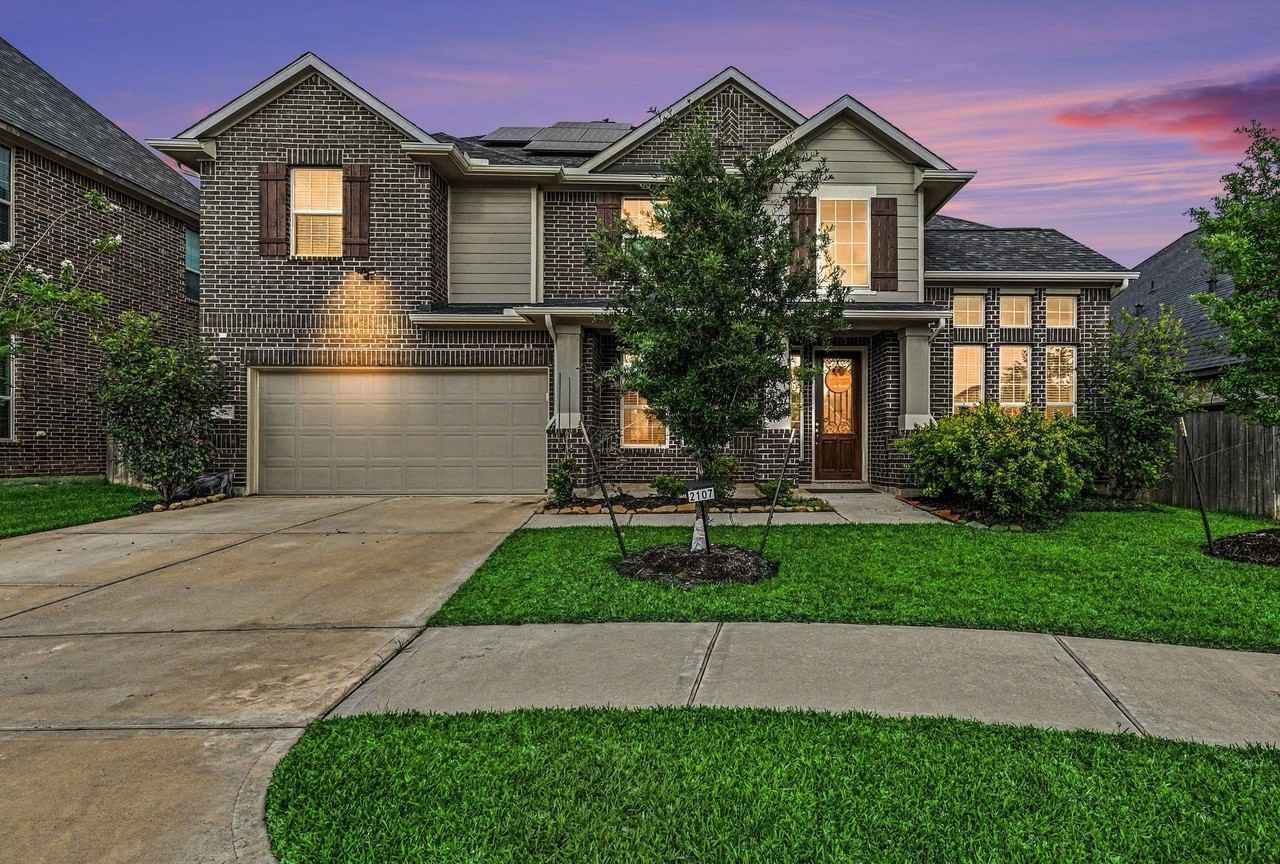 2107 Brooke Avery Dr - Photo 2 of 31