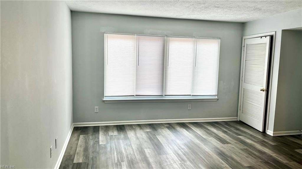 204 Pacific Dr - Photo 6 of 15