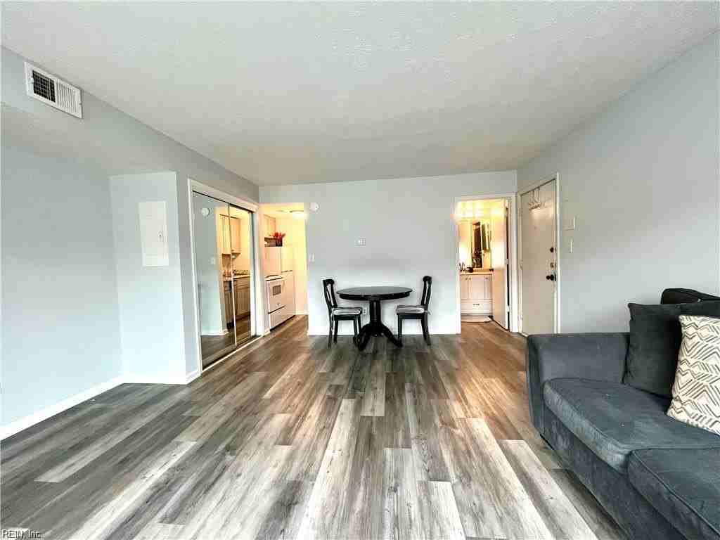 204 Pacific Dr - Photo 7 of 15