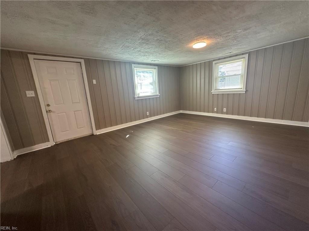 2425 Juniper St - Photo 2 of 17