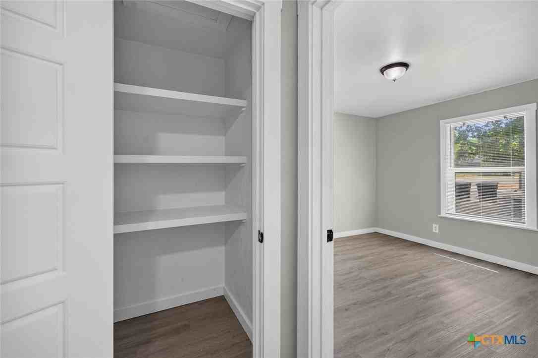 921 Stetson Ave - Photo 4 of 18