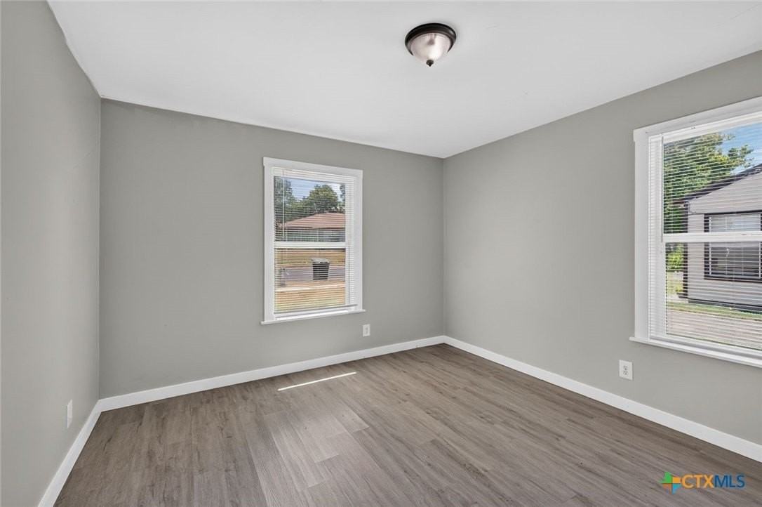 921 Stetson Ave - Photo 5 of 18