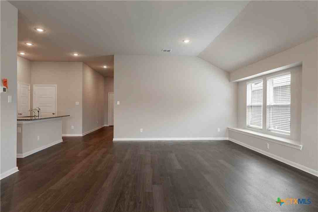 1120 Eagle Xing - Photo 3 of 24