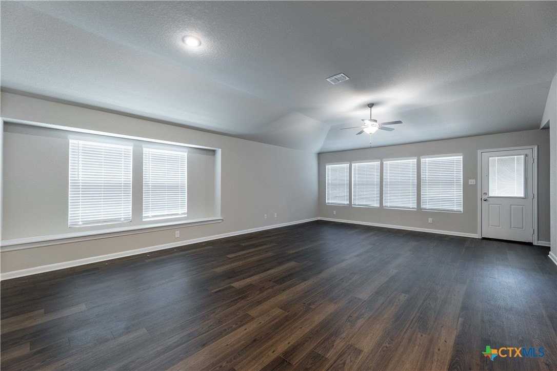 1120 Eagle Xing - Photo 6 of 24