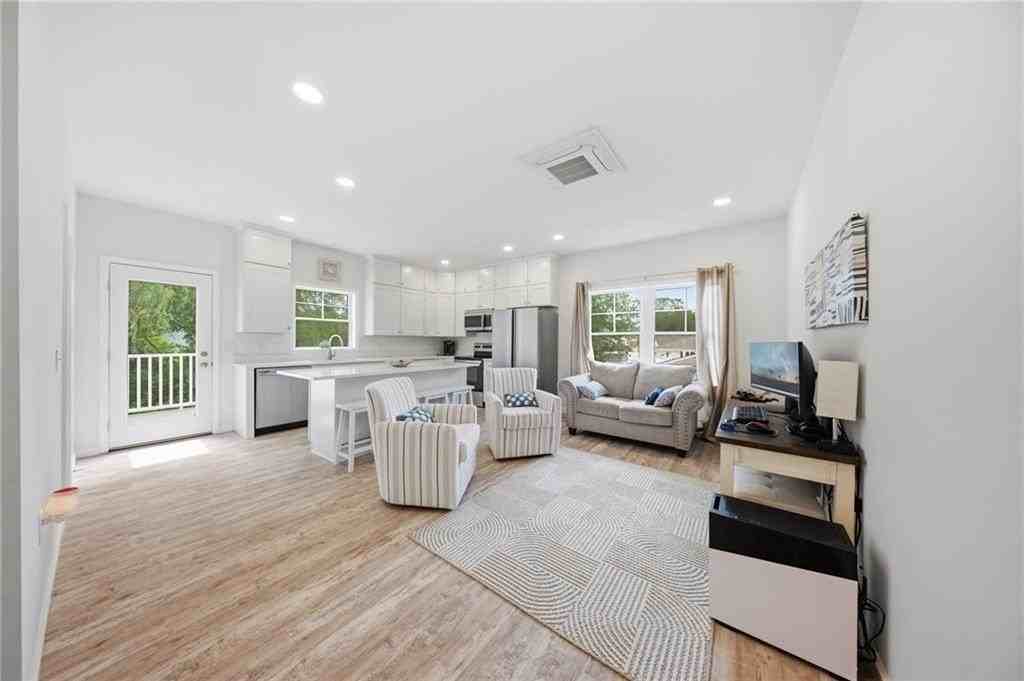 24 Wanda St #B - Photo 6 of 31