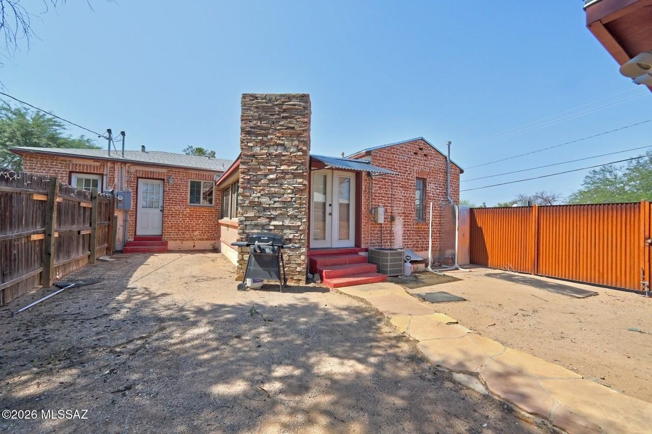 1202 N Tucson Blvd - Photo 4 of 32