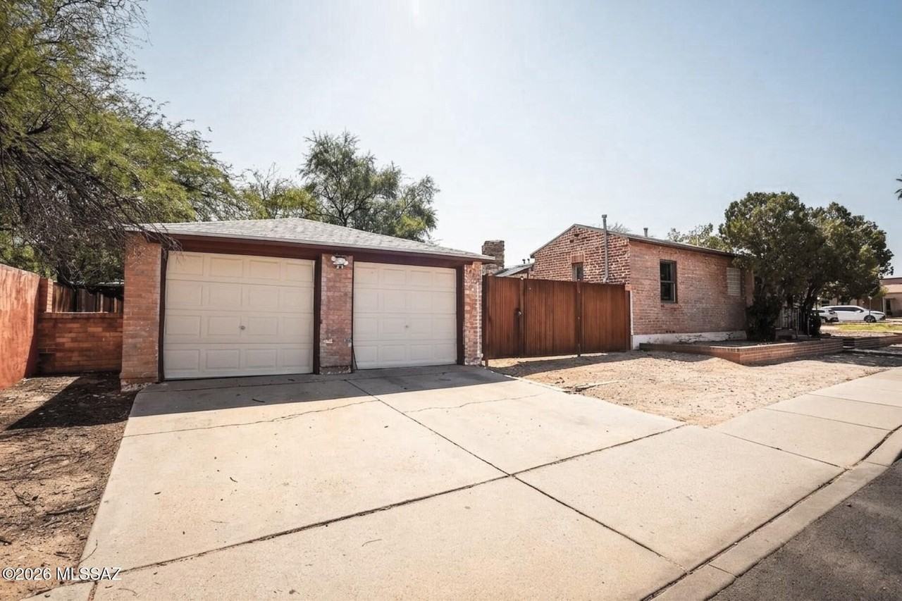 1202 N Tucson Blvd - Photo 6 of 32