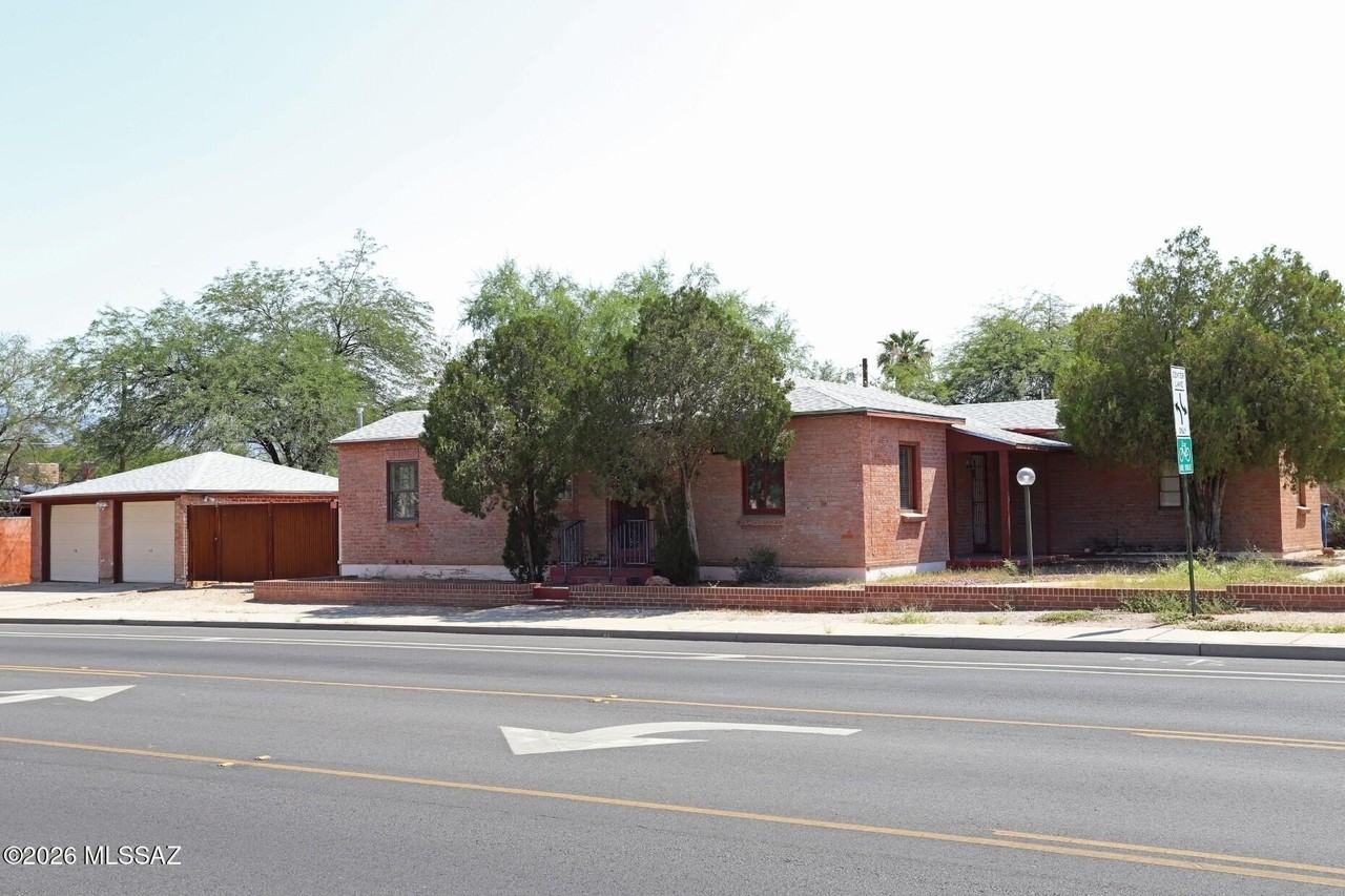 1202 N Tucson Blvd - Photo 7 of 32