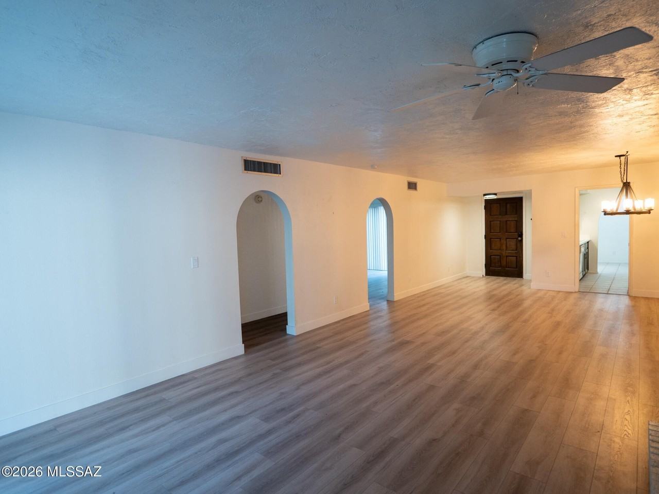 558 N Dodge Blvd - Photo 4 of 23