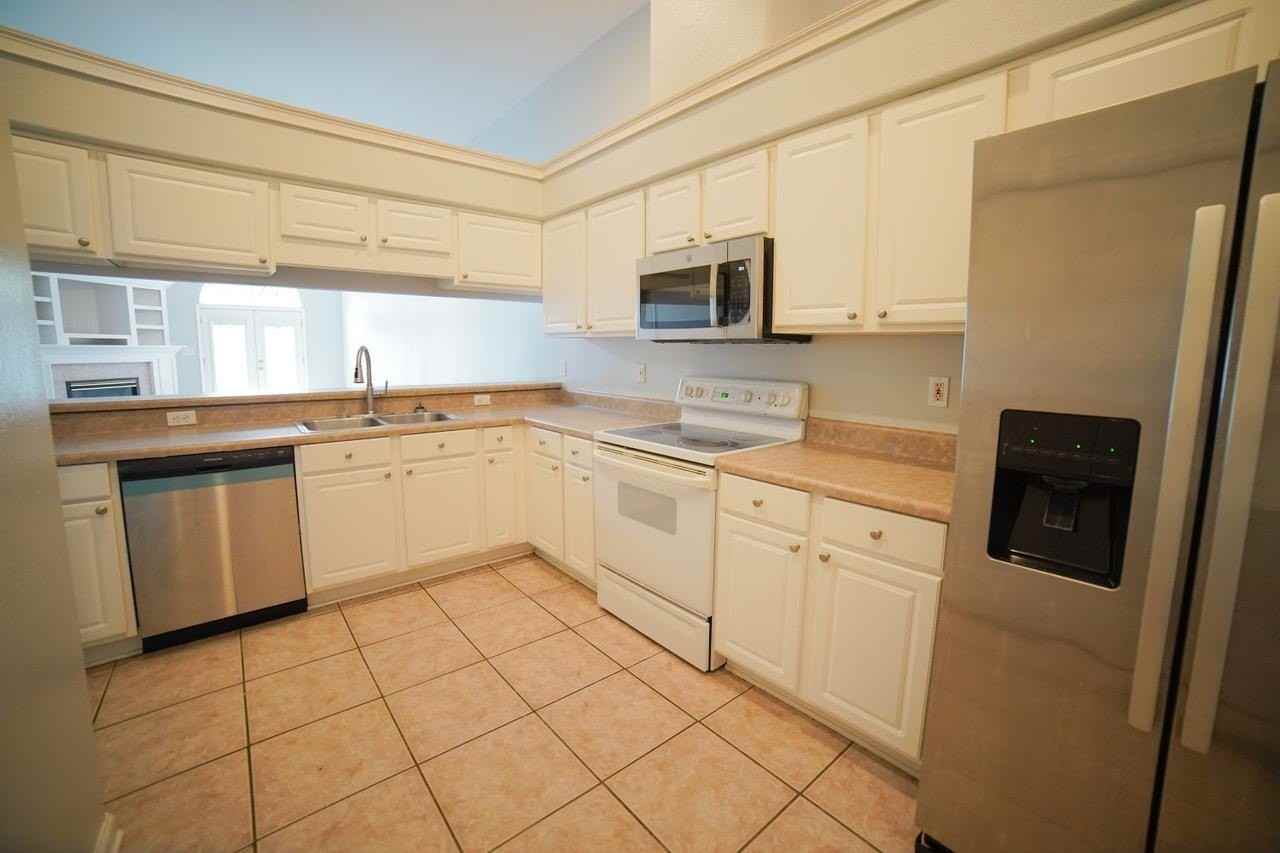 1060 Kingdom Dr - Photo 5 of 23
