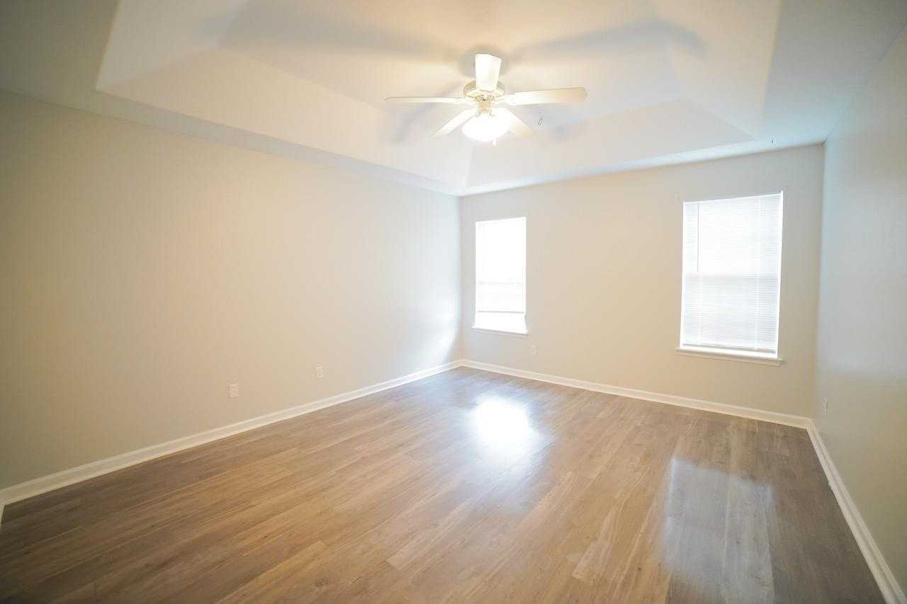 1060 Kingdom Dr - Photo 6 of 23
