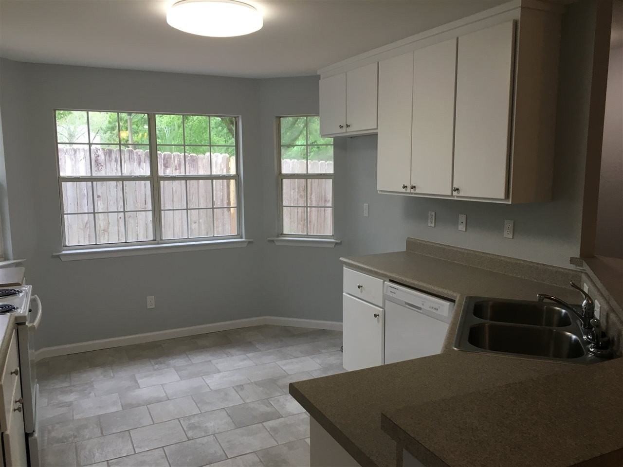 1599 Payne St - Photo 4 of 10