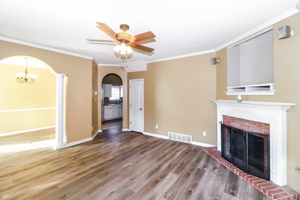 8662 Rogers Park Ave - Photo 5 of 17