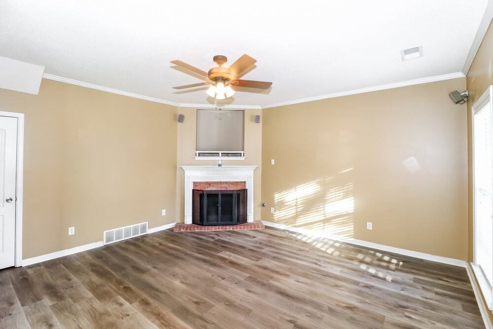 8662 Rogers Park Ave - Photo 6 of 17