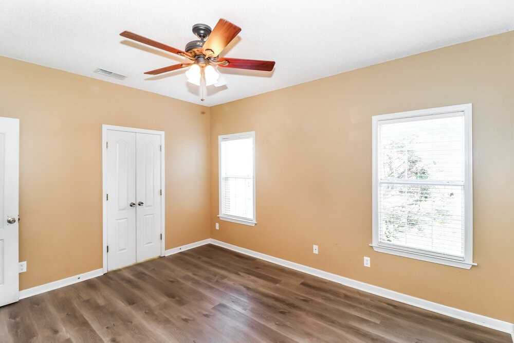 8662 Rogers Park Ave - Photo 7 of 17