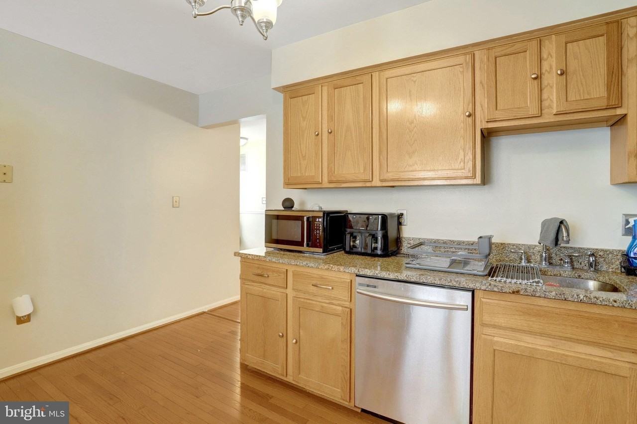 8819 Hardesty Dr - Photo 4 of 34