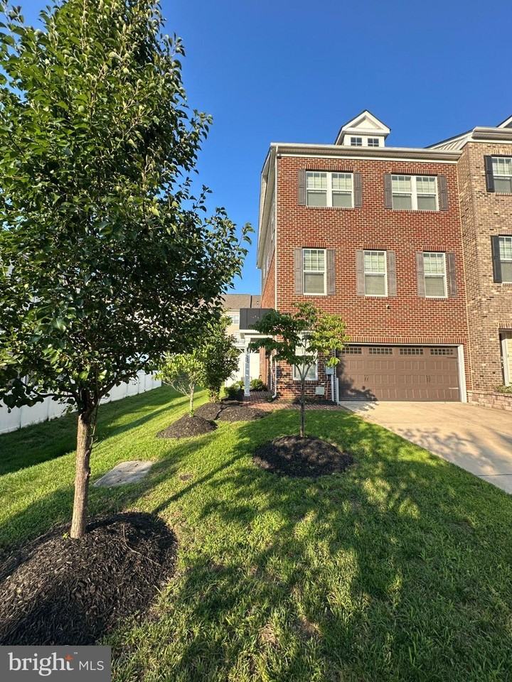 15114 Hogshead Way - Photo 2 of 37