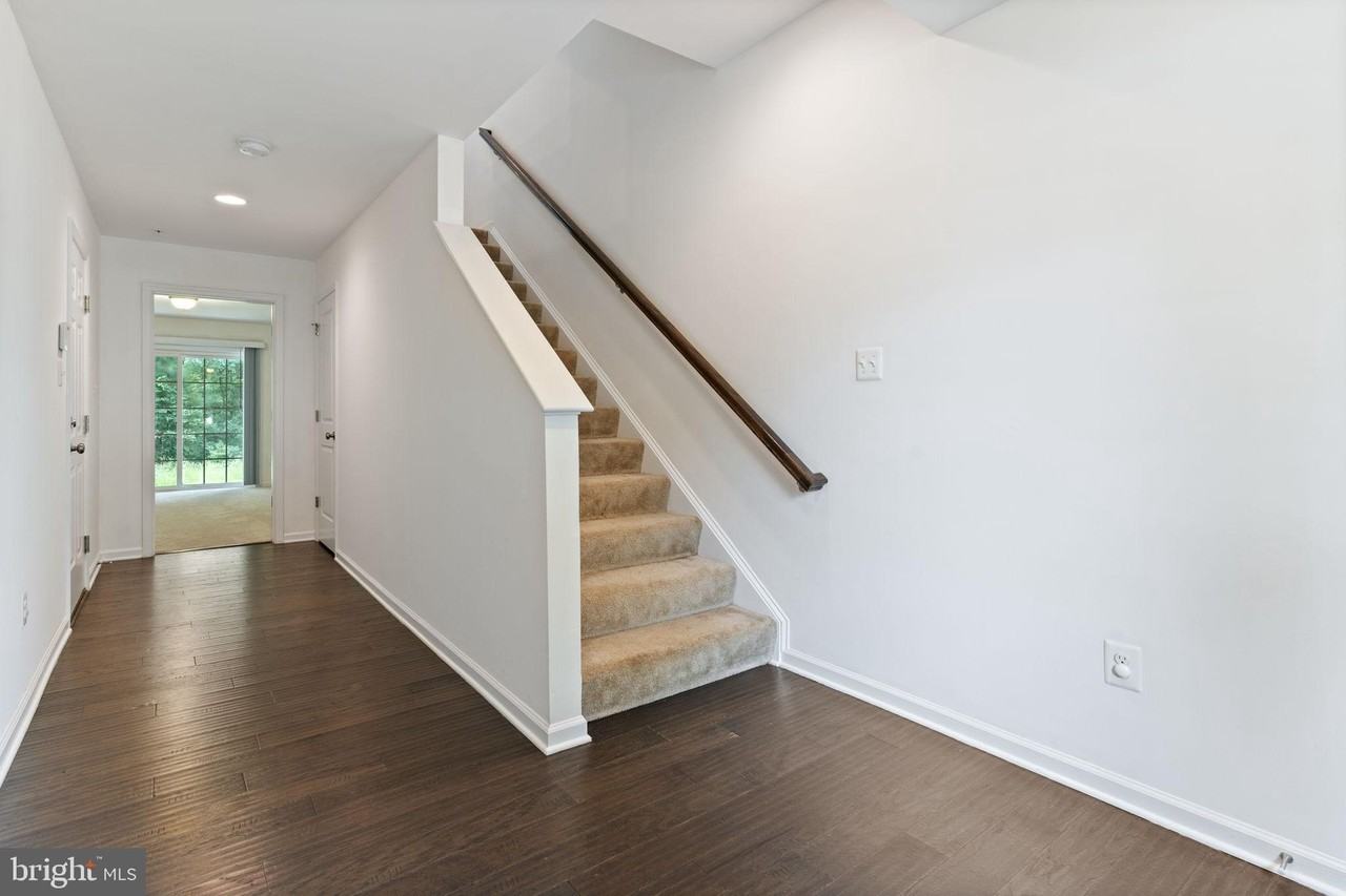 23048 Mountain Laurel Ln - Photo 2 of 32