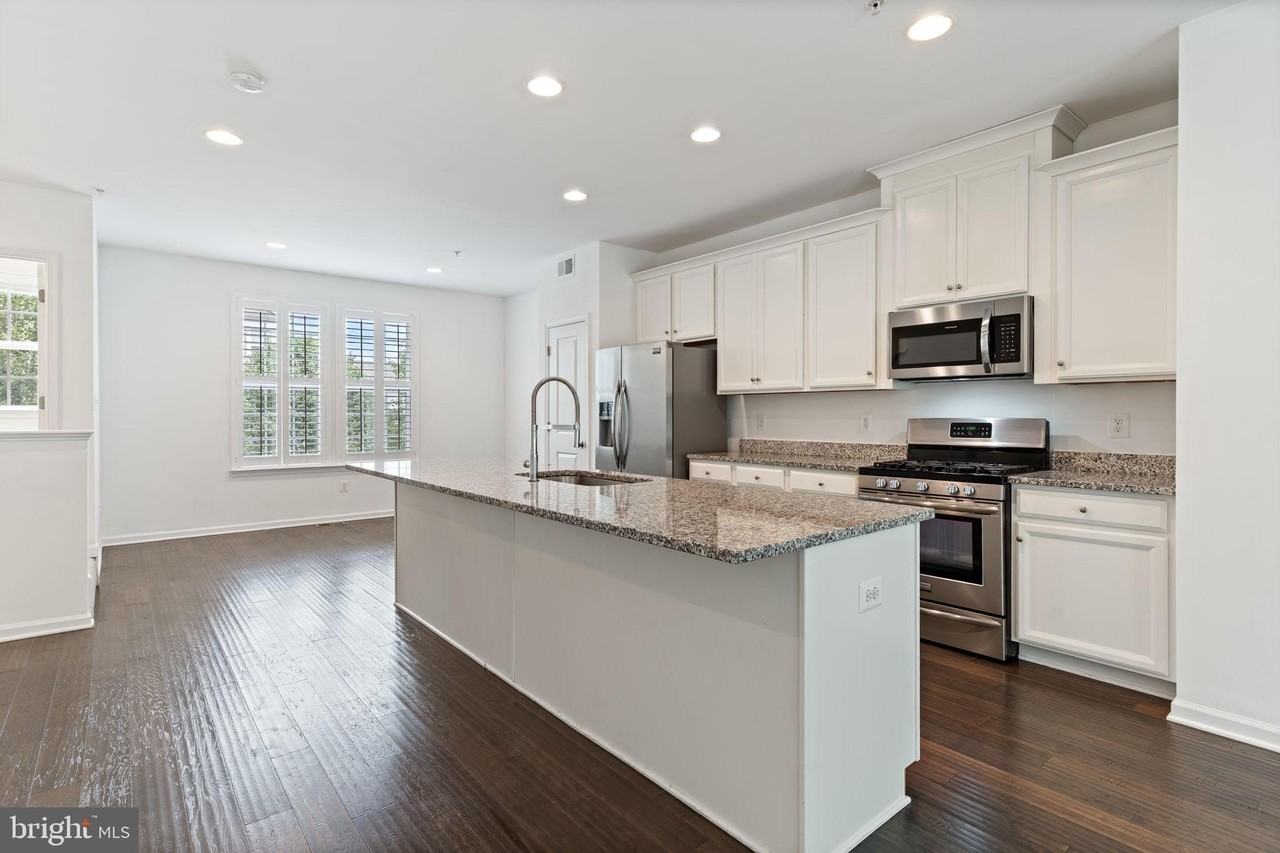 23048 Mountain Laurel Ln - Photo 3 of 32