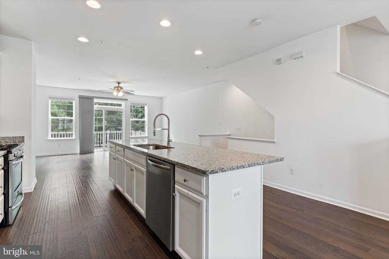 23048 Mountain Laurel Ln - Photo 5 of 32