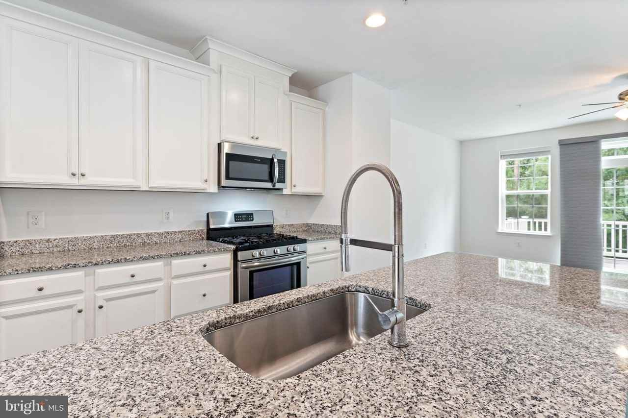 23048 Mountain Laurel Ln - Photo 7 of 32