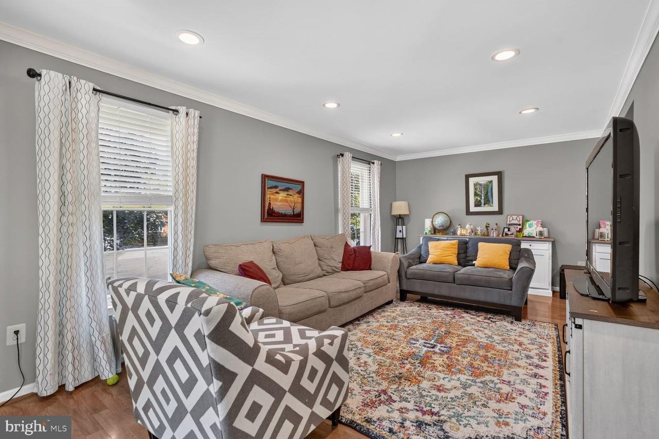 7331 Rolling Oak Ln - Photo 6 of 27