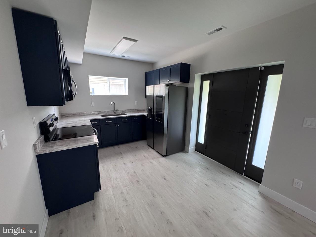 530 N 3rd St #B - Photo 3 of 11