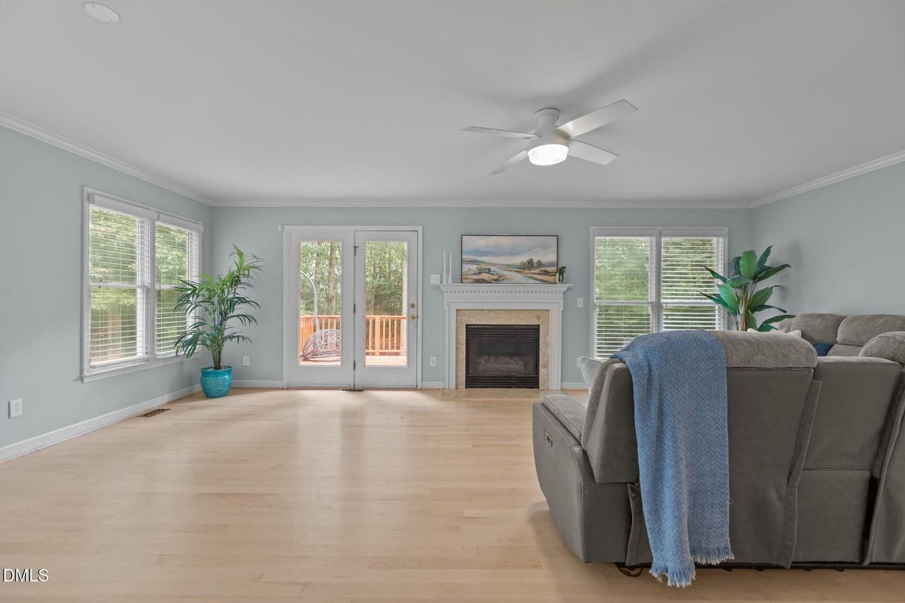 109 Oaklake Ct - Photo 2 of 45