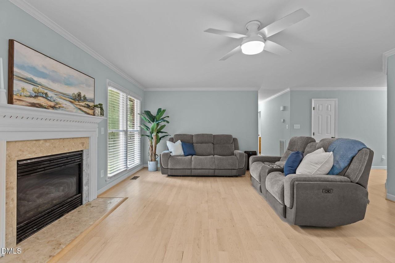 109 Oaklake Ct - Photo 4 of 45