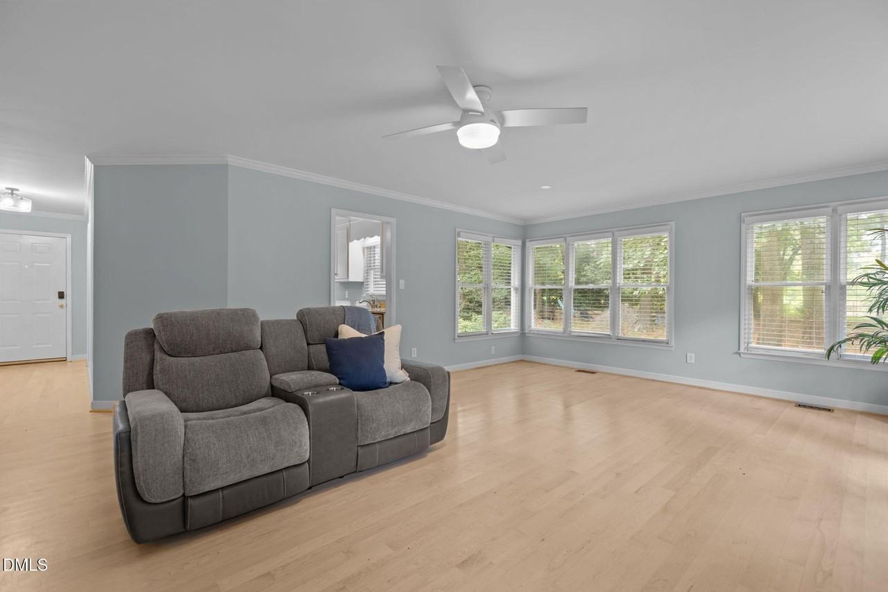 109 Oaklake Ct - Photo 6 of 45