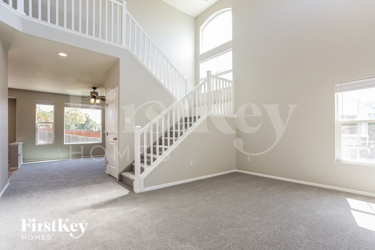 10634 Lewiston St - Photo 3 of 15
