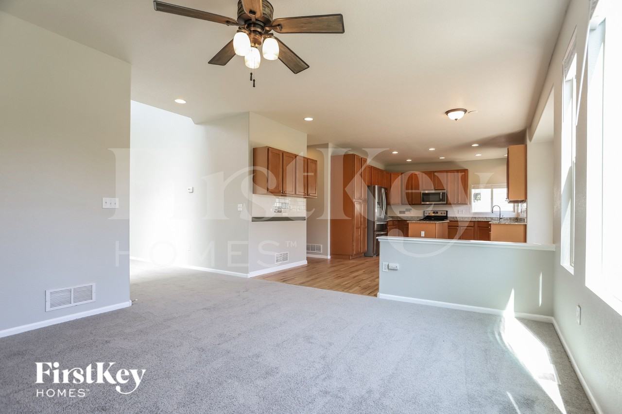 10634 Lewiston St - Photo 5 of 15