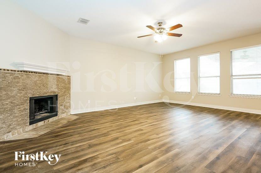 401 Deer Lake Dr - Photo 3 of 16