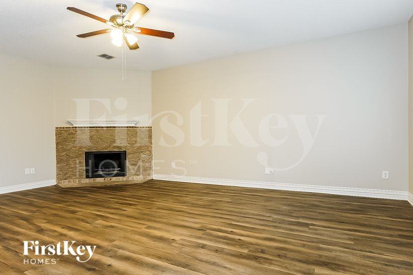 401 Deer Lake Dr - Photo 4 of 16