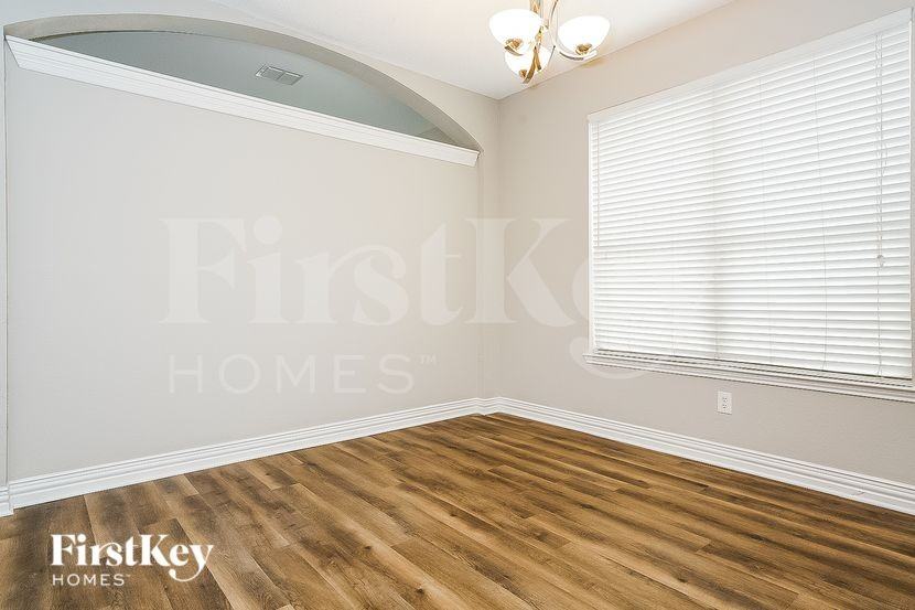 401 Deer Lake Dr - Photo 6 of 16