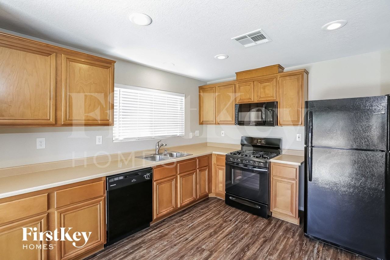 9120 Patrick Henry Ave - Photo 7 of 15