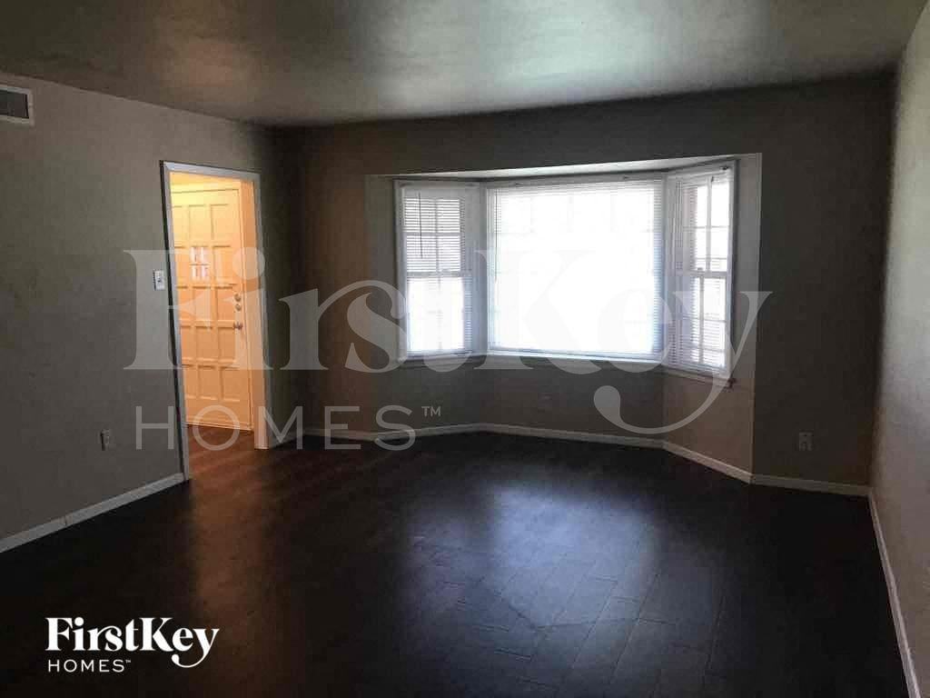 5605 Odessa Ave - Photo 3 of 26