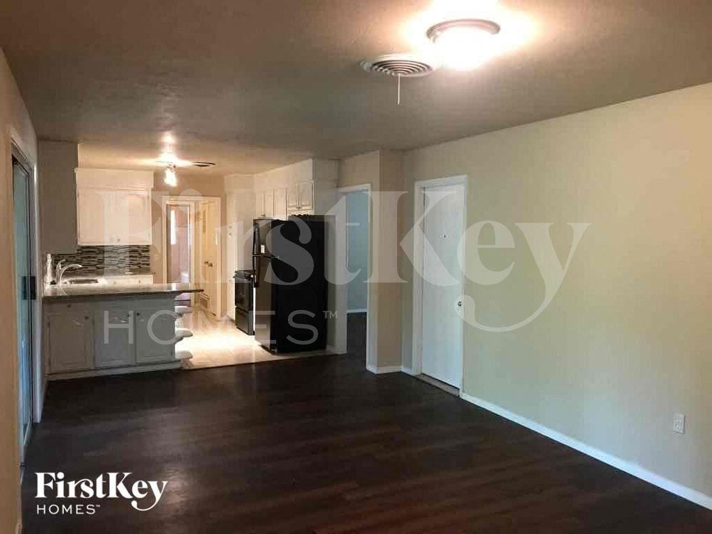 5605 Odessa Ave - Photo 5 of 26