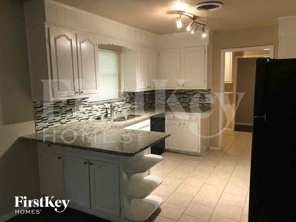 5605 Odessa Ave - Photo 6 of 26