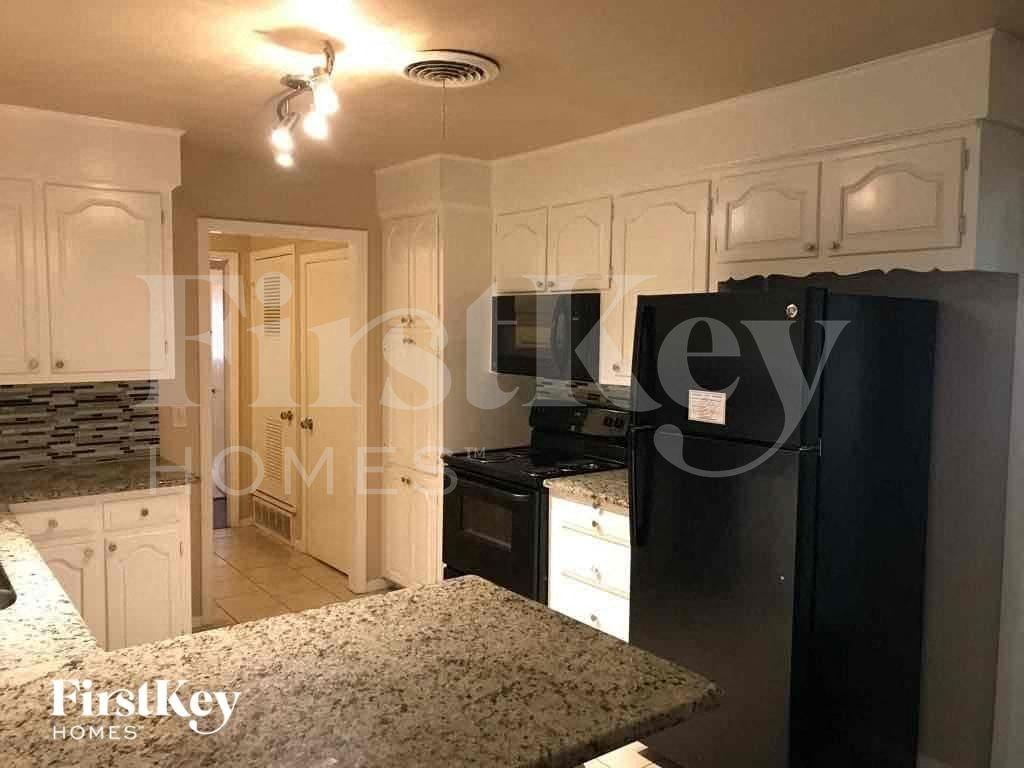 5605 Odessa Ave - Photo 7 of 26