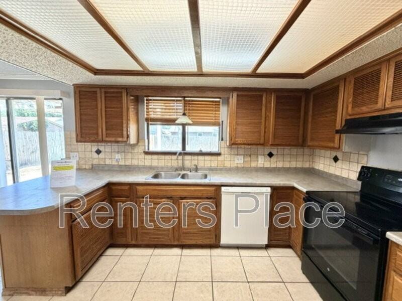 1920 N Desert Palm Ave - Photo 5 of 17