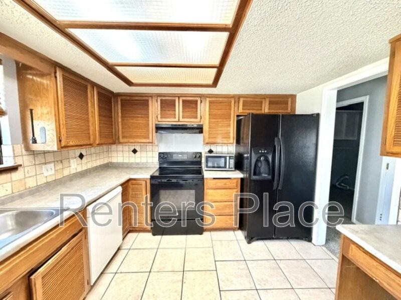 1920 N Desert Palm Ave - Photo 6 of 17