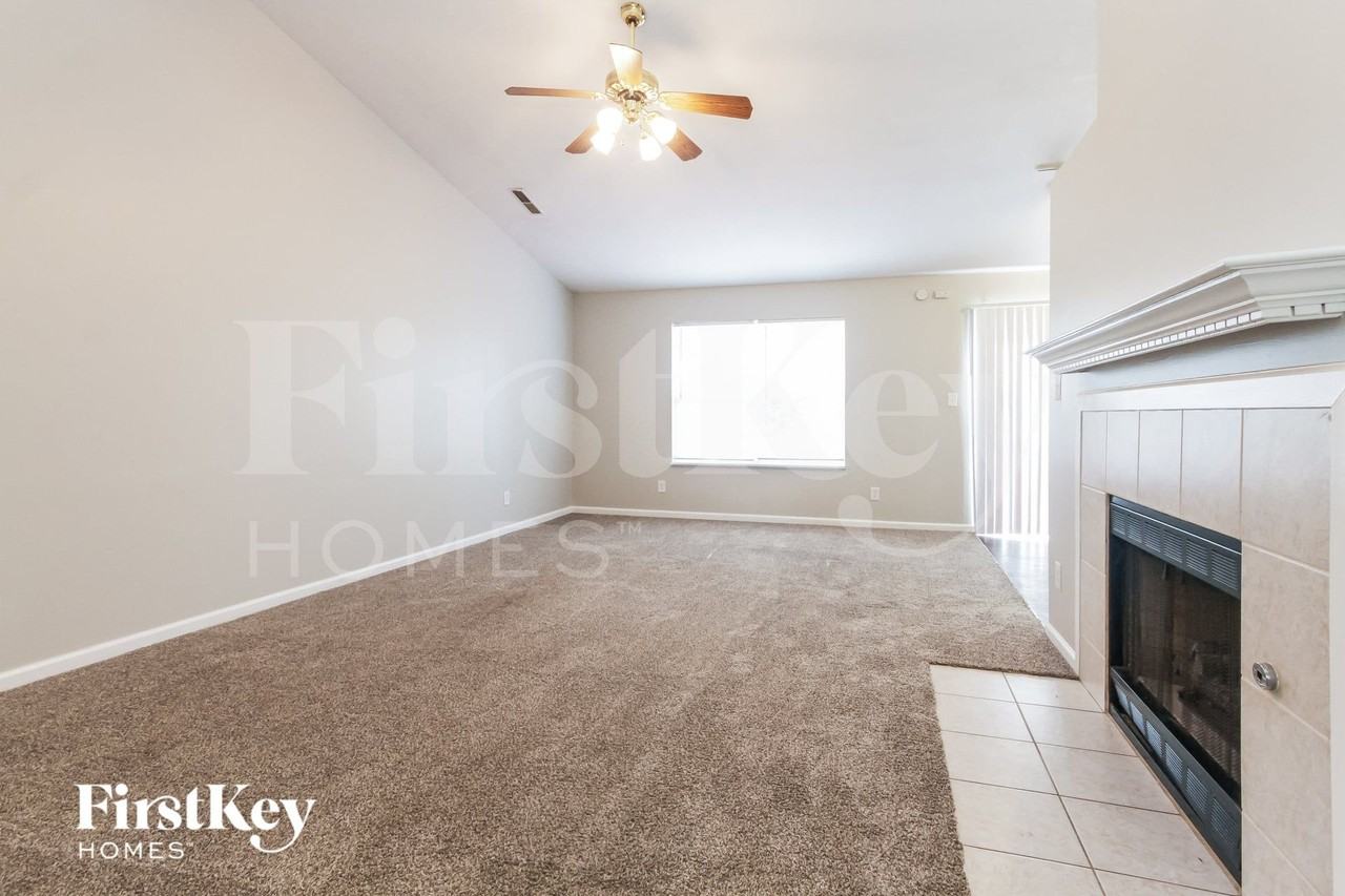 5030 Thompson Park Blvd - Photo 3 of 16