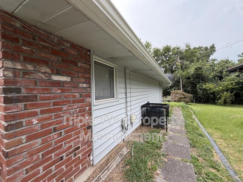 810 Saint Anthony Ln - Photo 3 of 39