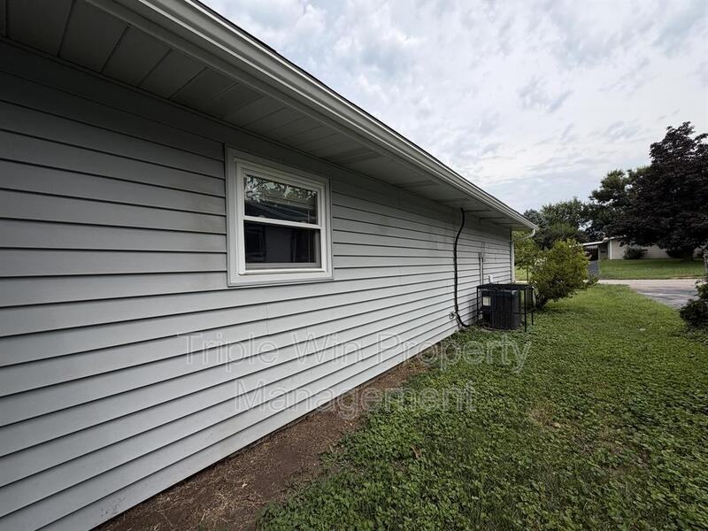 810 Saint Anthony Ln - Photo 4 of 39